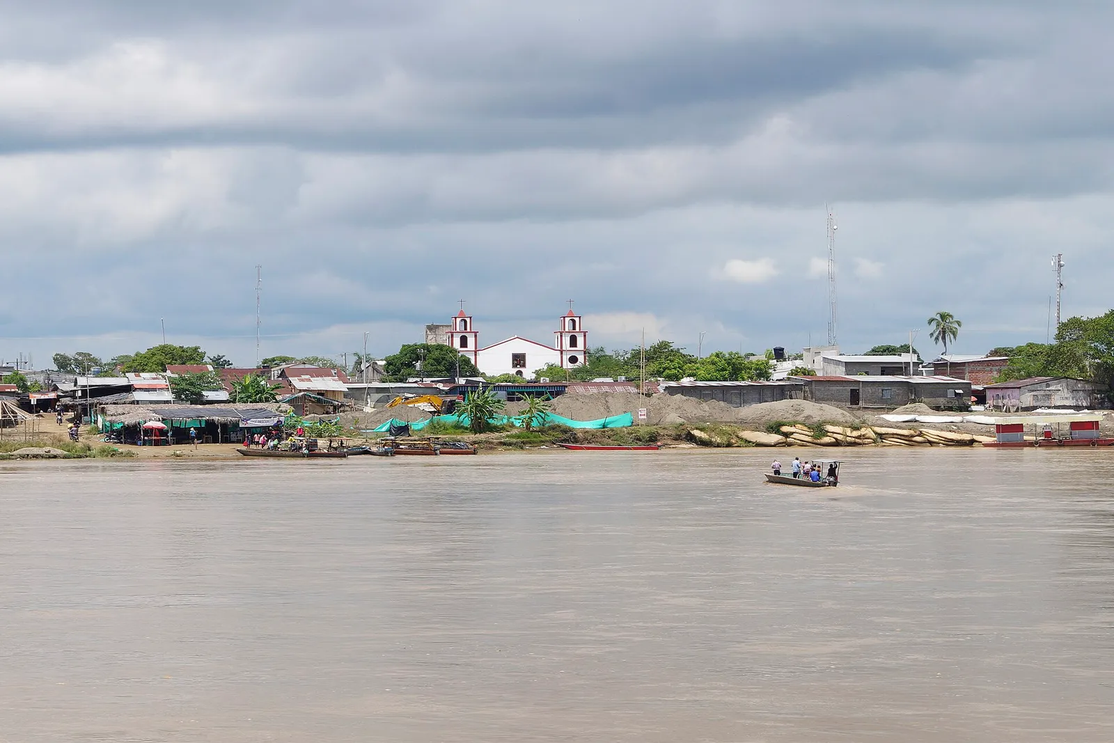 Vista panorámica de Guaranda junto al río