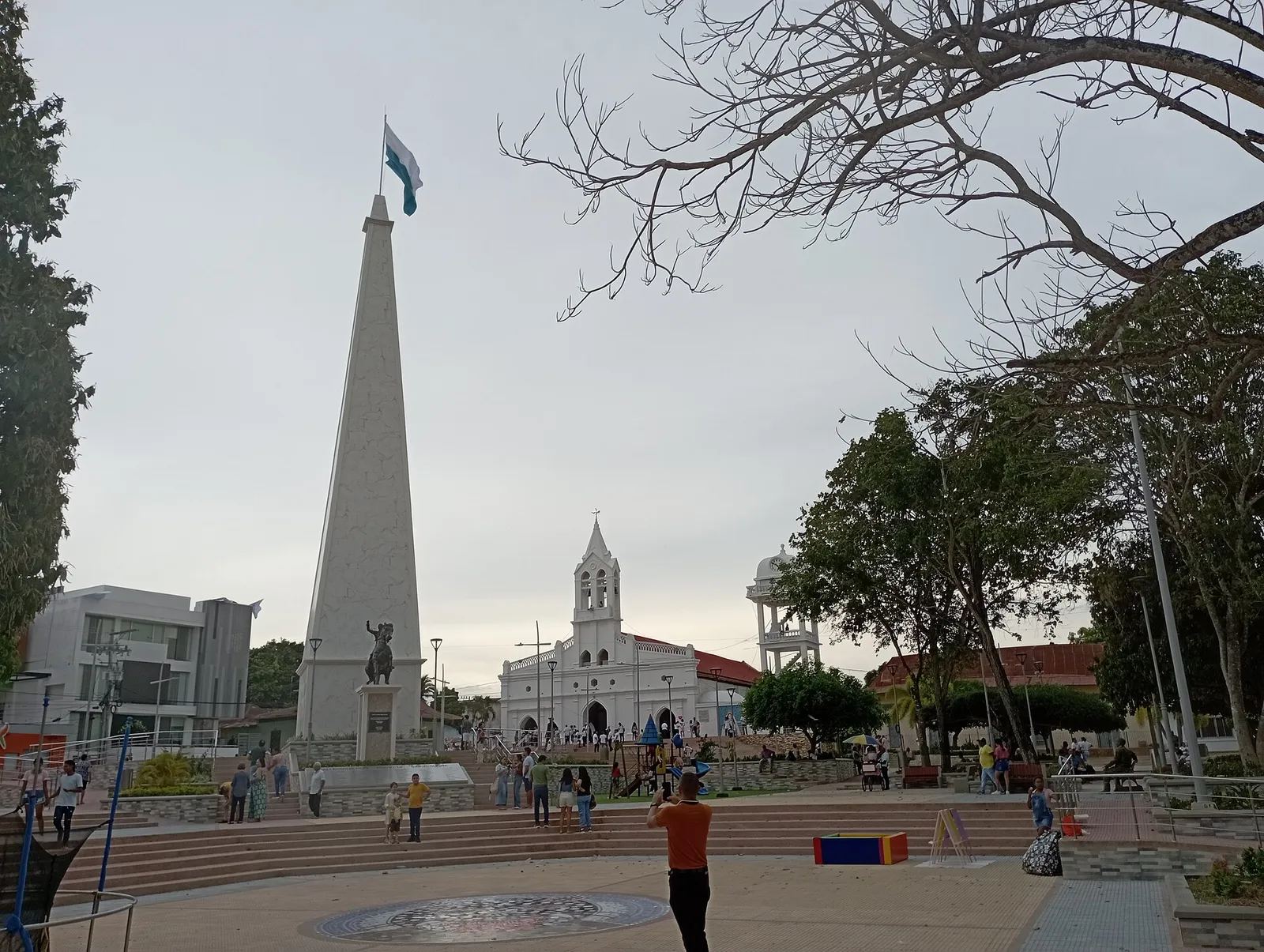 Parque principal de Sincé con su obelisco